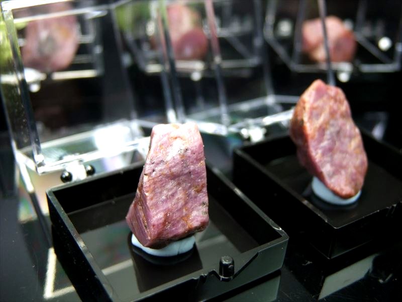 ミニチュア原石シリーズ レア産地 ルビー コランダム 原石 ケース付き UVライトで蛍光 コレクションや標本に 恋愛成就 マダガスカル産 パワーストーン 天然石