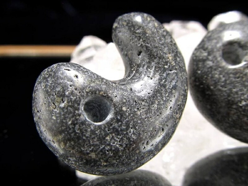 正規品 日本銘石協会 富士溶岩 勾玉 縦約25mm×横約18mm 1個売り タイプB 国産石使用 ヒーラーに大人気 グラウンディング効果 運気向上・金運 証明書付属