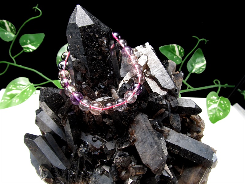 圧倒的支持 天然 黒水晶 モリオン クラスター原石 木製台座付 重さ1671g 最強の魔除け・邪気払いの石 大自然の力強さ 1点物 ブラジル ミナス・ジェライス州産