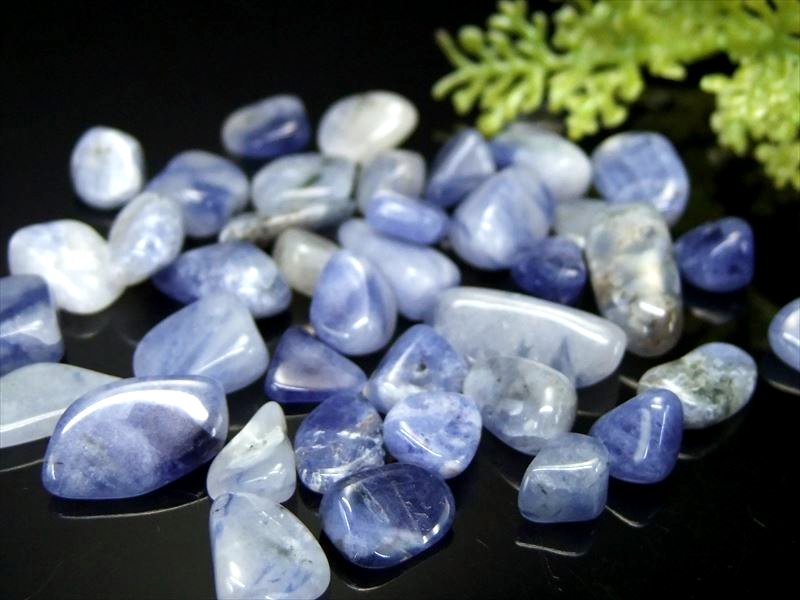 ブルーとホワイトの美麗コントラスト ソーダライト 方曹達石 さざれ 200g 粒の大きさ 約8ミリ-25ミリ レッド入りも 浄化用・インテリアに サザレ