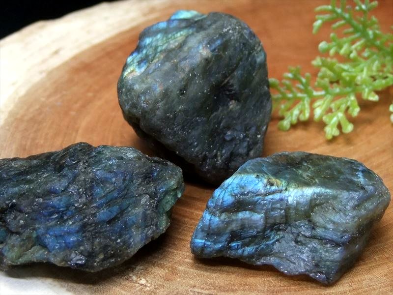 美麗シラー！ ラブラドライト ラフ原石 1個売り 70g-85g まるでオーロラ！ 美麗マルチシラー マダガスカル産