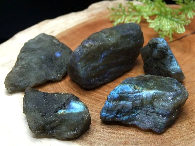 美麗シラー！ ラブラドライト ラフ原石 一袋100g 約4-8個入り 1個55g未満の原石をまとめ販売！ まるでオーロラ！ 美麗マルチシラー