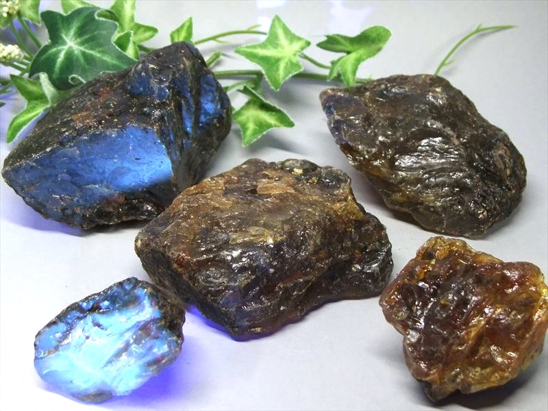 1個売り ブルーアンバー 原石 重さ約80g-95g 琥珀 樹木由来の生命力 ブラックライトで変色 神秘のブルー スマトラ島産 パワーストーン 天然石