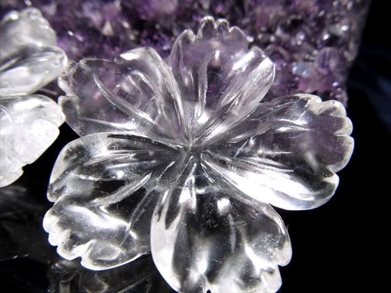 春の訪れ 桜モチーフ Sサイズ 天然水晶 桜彫刻置物 最大幅約3.5cm-4cm 純粋と浄化を象徴する万能パワーストーン インテリアやお守りとしても ブラジル産