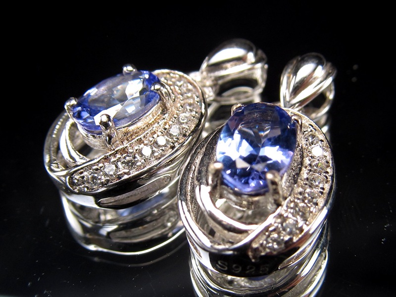 タンザナイト ペンダントトップ オーバルカット ジルコニア付き 石サイズ約6mm 1個売り 神秘的なブルー 持ち主の魅力を高める石 SILVER925 タンザニア産