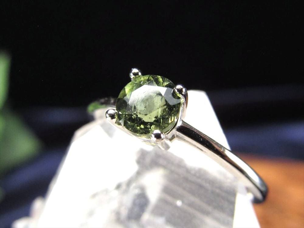 限定2個 お買い得価格 モルダバイト ラウンドカット リング 石サイズ約5mm 調整可能フリーサイズ 隕石の衝突で生まれたナチュラルグラス Silver925