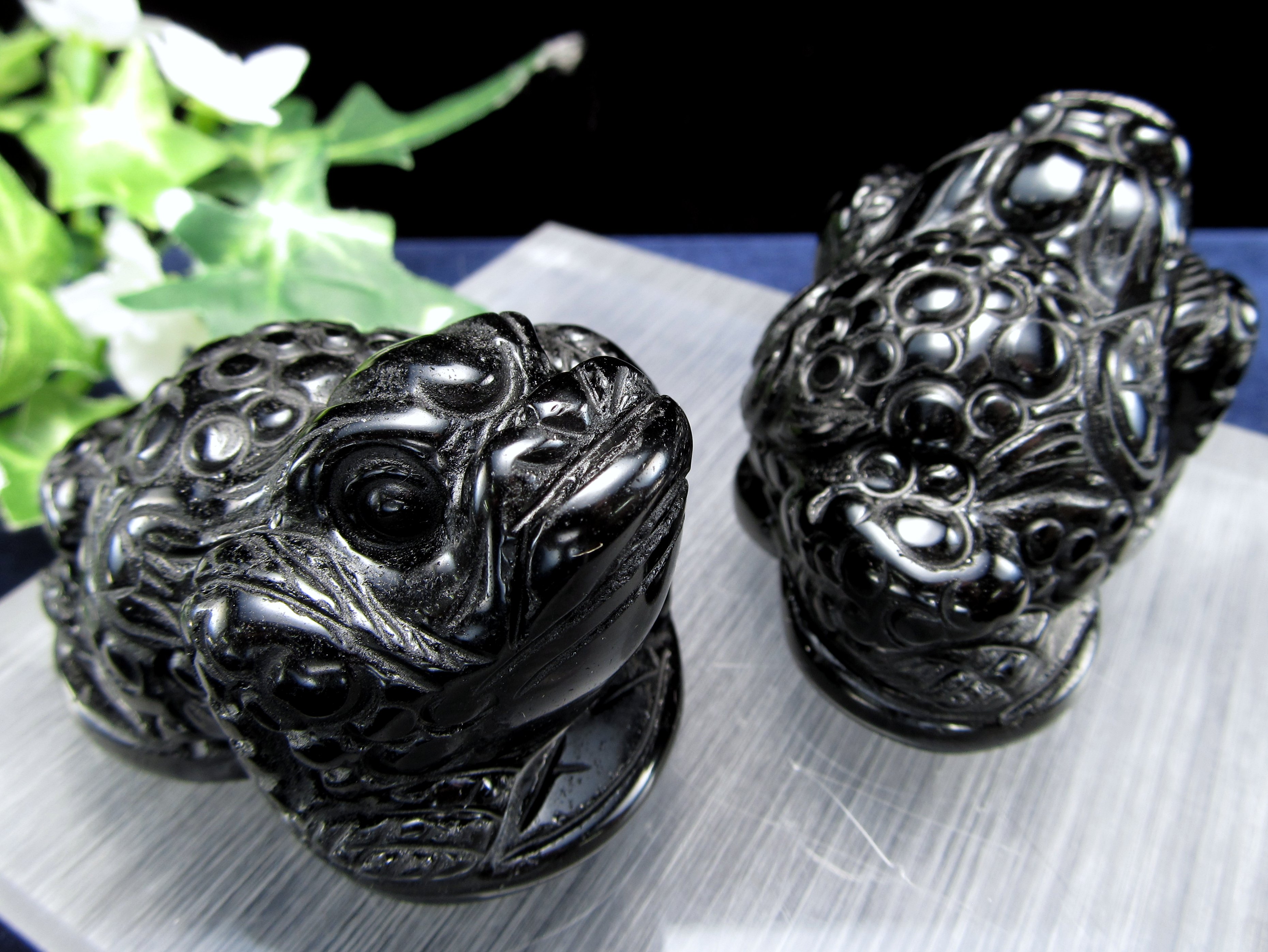 財を集めるカエル 三本脚のカエル オブシディアン銭蛙 彫刻置物 1個売り 約130g-150g 縦約6cm×横約4.5cm×高さ約4cm 極上彫刻置物 ok-s パワーストーン