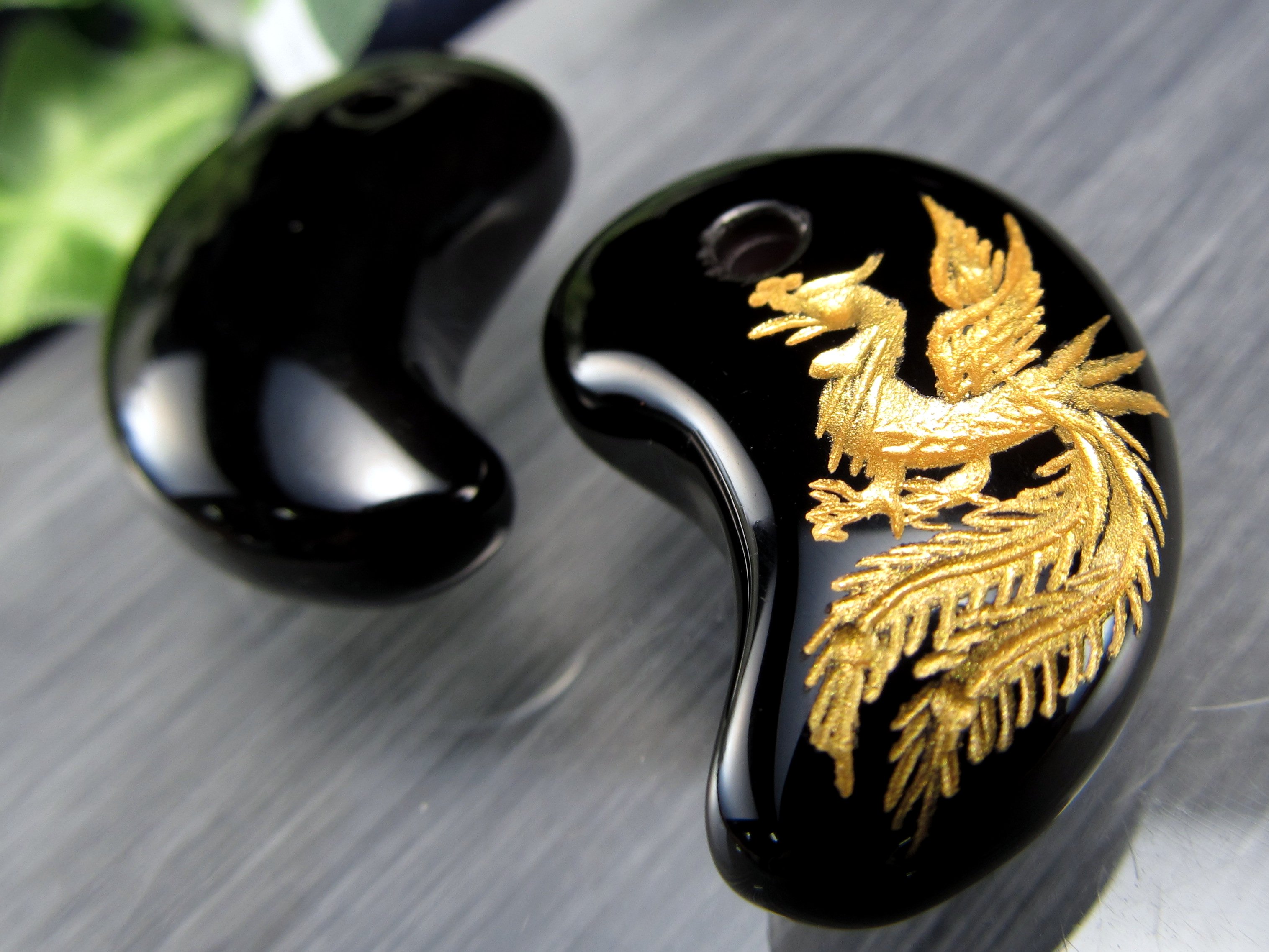 1個売り 金塗り鳳凰彫りブラックオニキス勾玉 まがたま 縦約30mm×横約19mm 天然石 ブラジル産 パワーストーン 天然石