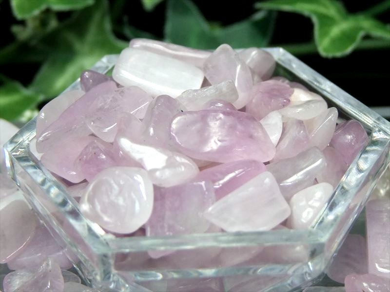 ライラックピンク クンツァイト リチア輝石 さざれ 100g 中粒 粒約 mm- mm 透明感のあるつやつやクンツァイト ブラジル産 2025年3月入荷・撮影