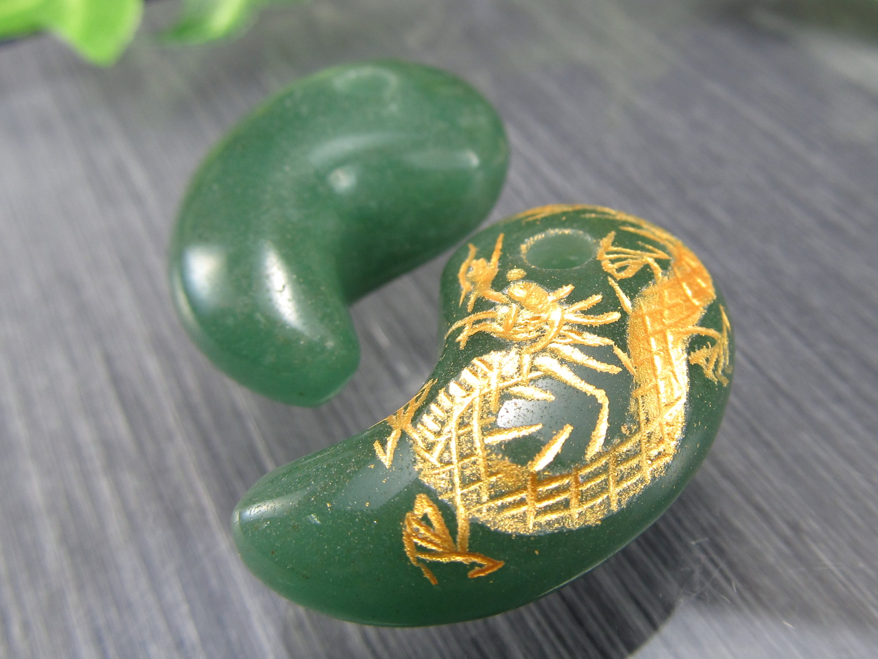 1個売り 金塗り龍彫りアベンチュリン勾玉 まがたま 縦約30mm×横約19mm 天然石 インド産 パワーストーン 天然石