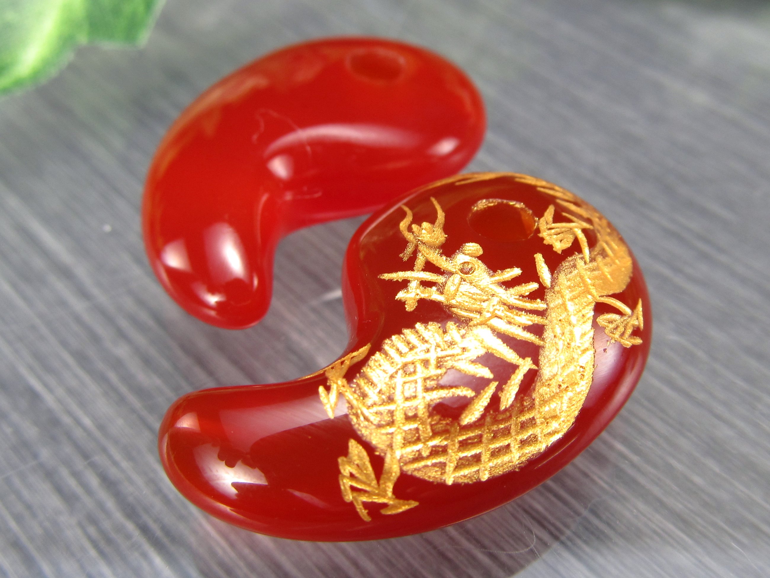 1個売り 金塗り龍彫りカーネリアン勾玉 まがたま 縦約30mm×横約19mm 天然石 マダガスカル産 パワーストーン 天然石