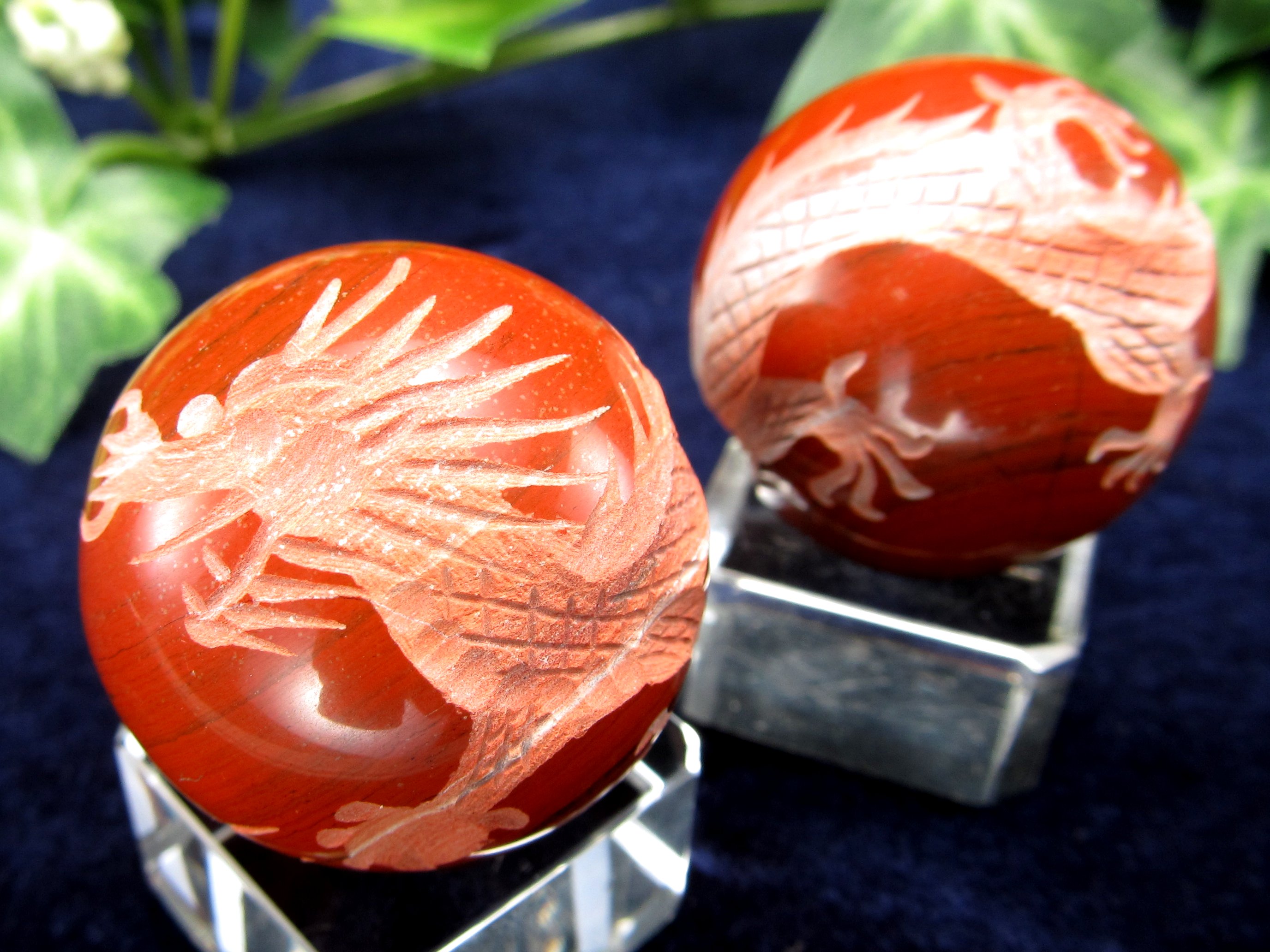 運気上昇・開運の象徴 五本爪龍彫り レッドジャスパー 丸玉 縁起物 開運大吉のモチーフ 強力な浄化作用 直径約30mm インド産 パワーストーン 天然石