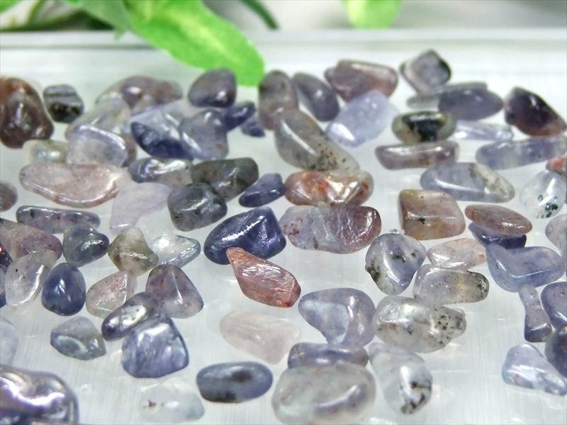 アベンチュレッセンスの粒有り アイオライト 菫青石 さざれ 100g 約4mm-13mm 独特の青みが人気のアイオライト 夢や目標へ導く石 インド産 sa-s