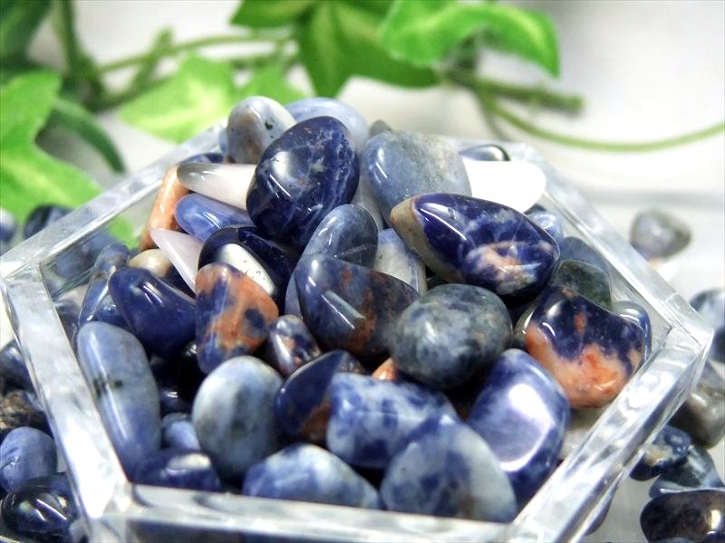 レッドラインやインペリアルも ソーダライト（方曹達石）さざれ 約200g入り 粒の大きさ約4mm-13mm 目標や夢の達成をサポートしてくれる石