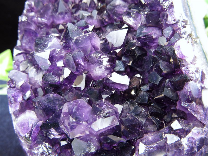 濃い紫 4A アメジスト クラスター スタンドタイプ 高さ100mm 重さ847g 愛の守護石 紫水晶 1点物 ウルグアイ産 パワーストーン 天然石