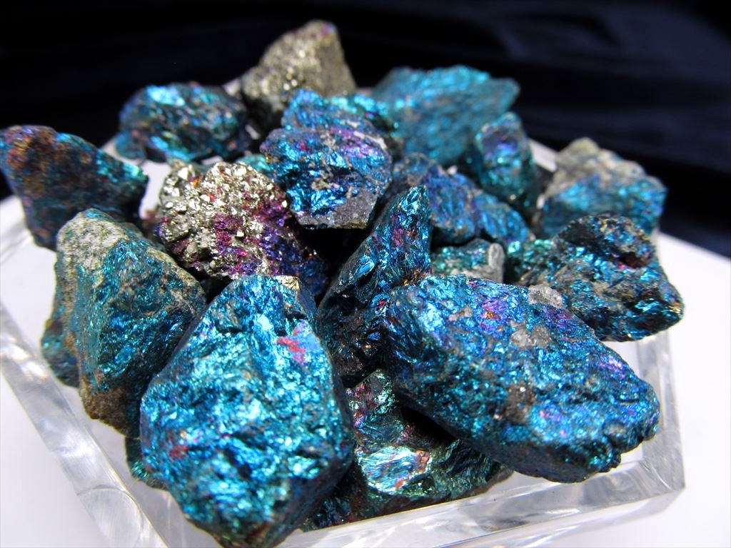 極上玉虫色 チャルコパイライト（黄銅鉱）原石 約200g サイズ約8mm-25mm 神秘的に輝くメタリックカラー 煌びやかな贅沢な輝き