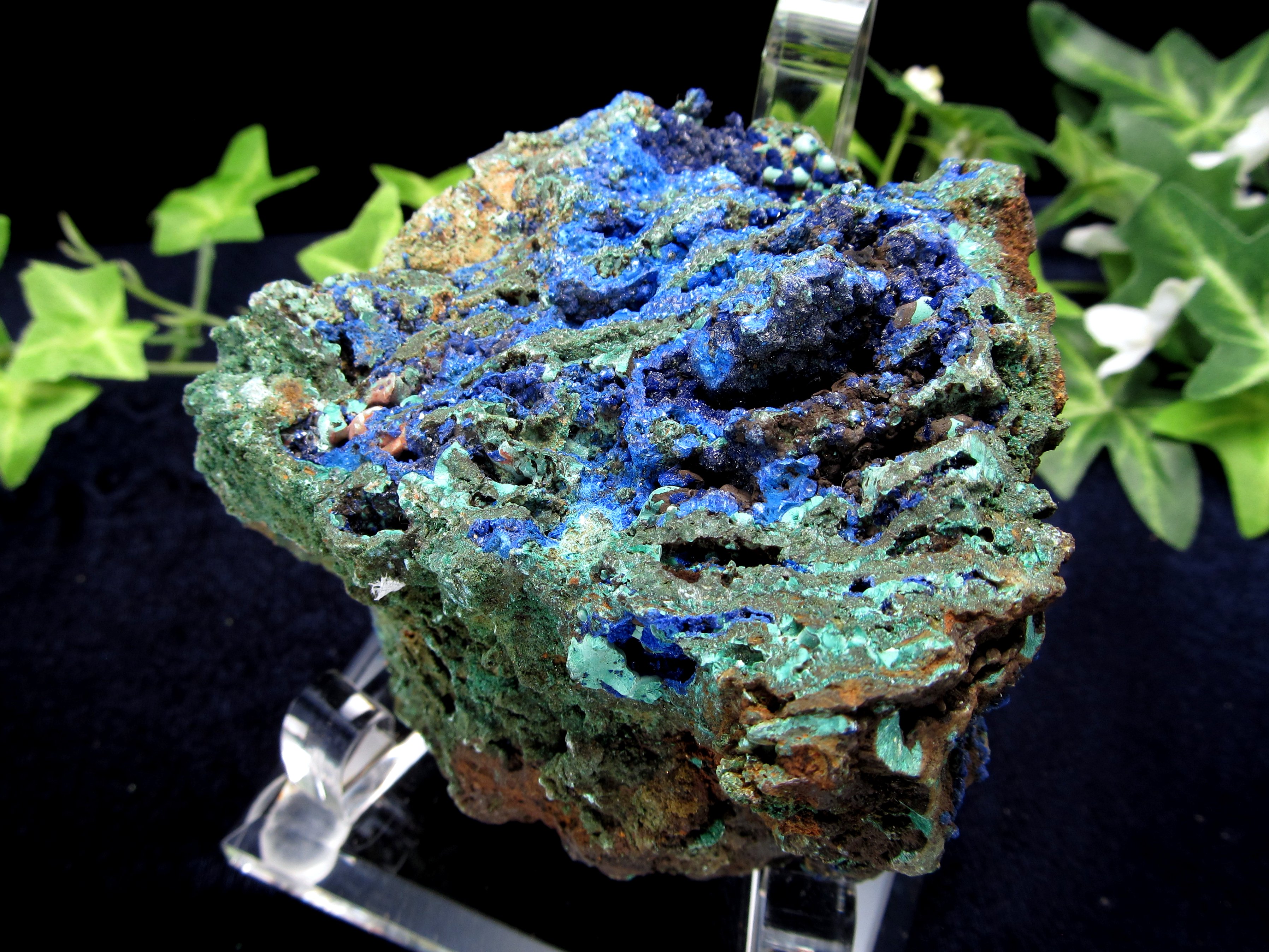 深く濃いブルーのアズライト アズライトマラカイト (アズロマラカイト)原石 専用アクリル台座付き 最大幅81mm 重さ341g キラキラ光沢結晶