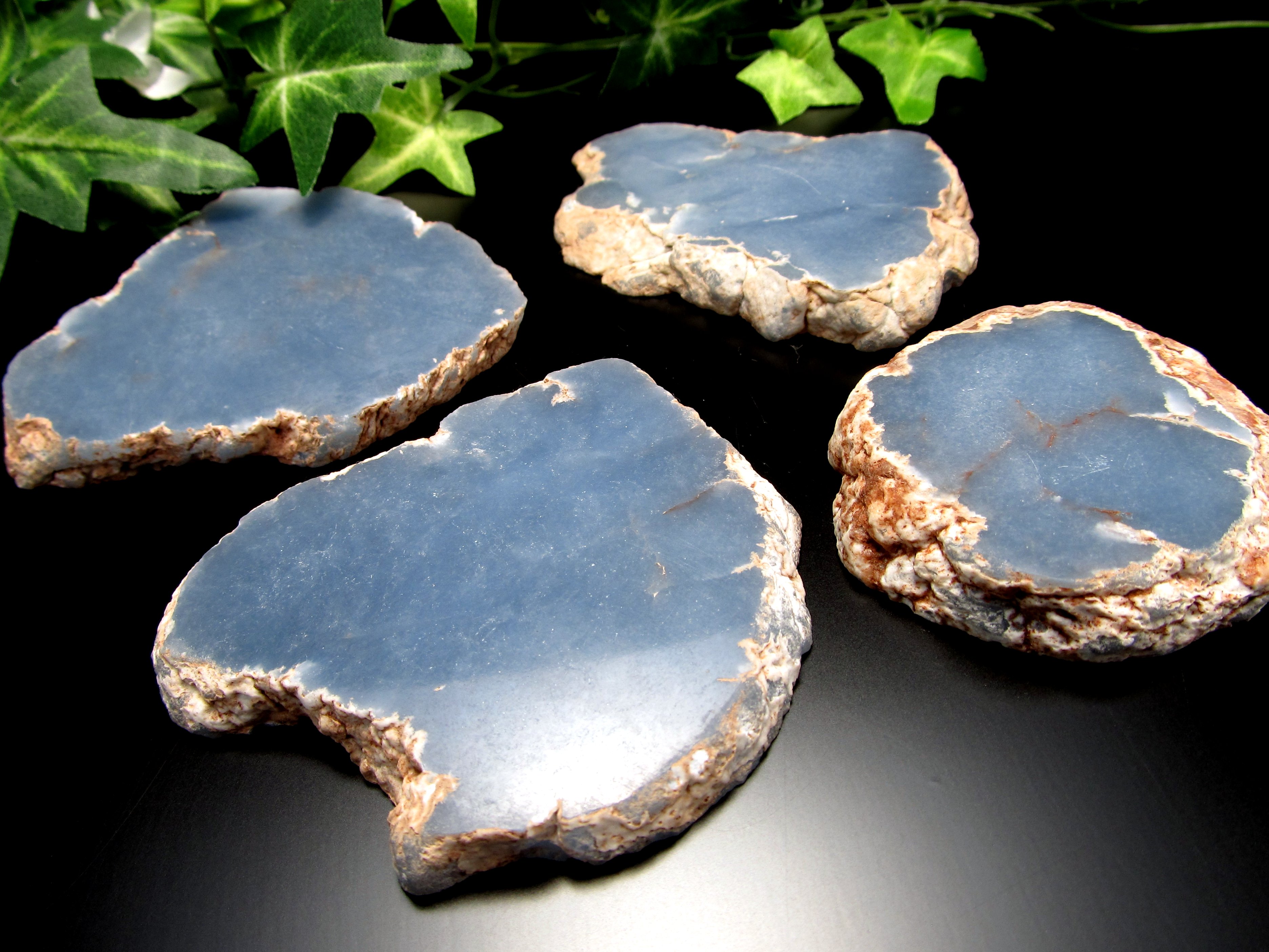 天使を呼び寄せる石 エンジェライト（硬石膏）プレート 重さ80g-100g 1個売り 心を落ち着かせ、安らぎを与える石 ペルー産