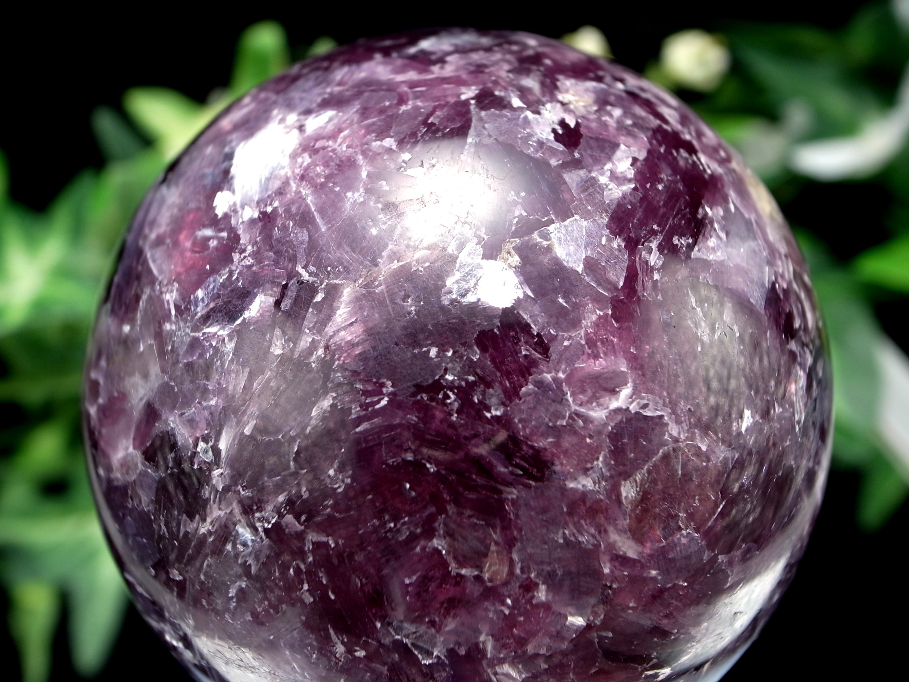 濃いカラー レピドライト 丸玉 台座付き 直径58mm 重さ286g 極上 濃い紫 鱗片状の結晶 良い未来へ導く 変革の石 キラキラ小宇宙
