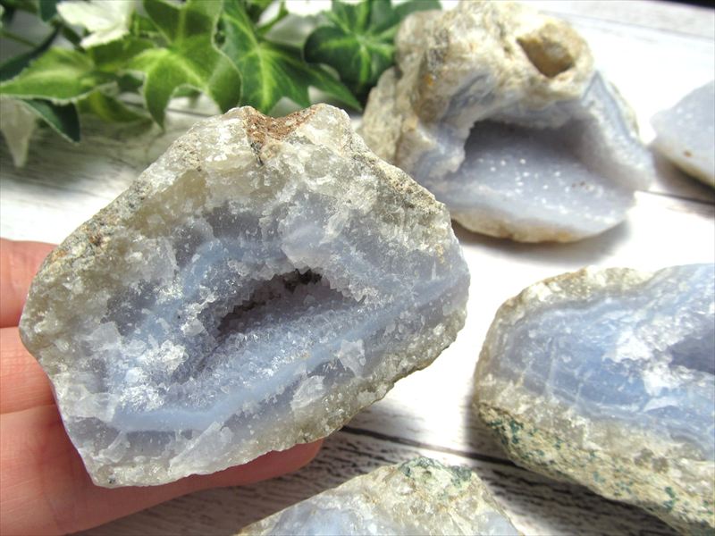 キラキラ結晶 ブルーレースアゲート ナチュラル原石 1個売り 重さ110g-130g 空色縞瑪瑙 深く優しい癒しの象徴 ドゥルージー結晶