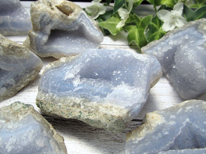 キラキラ結晶 ブルーレースアゲート ナチュラル原石 1個売り 重さ50g-70g 空色縞瑪瑙 深く優しい癒しの象徴 ドゥルージー結晶 南アフリカ産