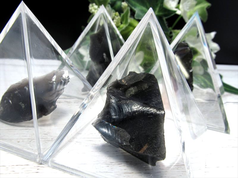 国産原石 オブシディアン(黒曜石) 原石ピラミッドケース付き 1個売り ピラミッドケース付属 パワーストーン すべての本質や未来を見通す力を持つ石