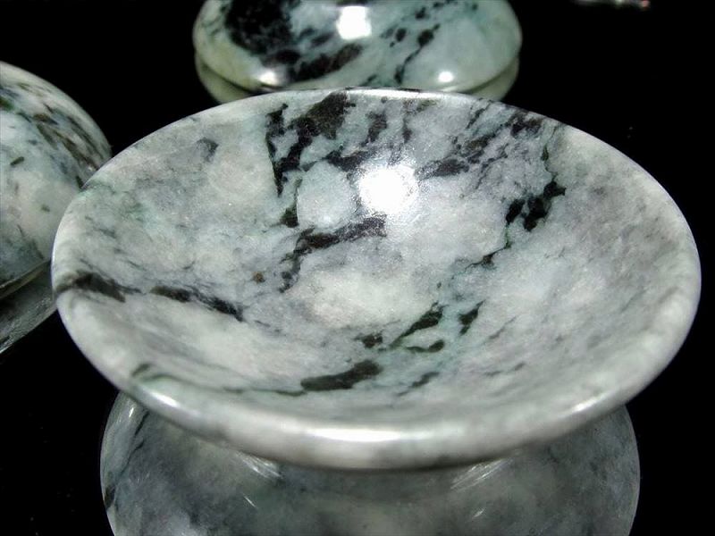 模様強めタイプ Sサイズ 天然翡翠(硬玉)杯・盃 最大幅約51mm-53mm 厚さ約11mm-14mm 1個売り 翡翠で一杯 天然翡翠を使用