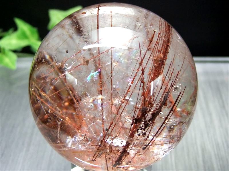 店頭展示中 くっきりタイチン針 レッドブラウンタイチンルチルクォーツ 丸玉 K9台座付き 直径約57.0mm 重さ260g 美しい虹入り