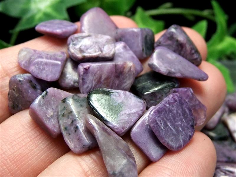 マーブル模様が楽しめる大粒 チャロアイト さざれ 一袋約100g 粒のサイズ 平均約7mm-20mm 世界三大ヒーリングストーン