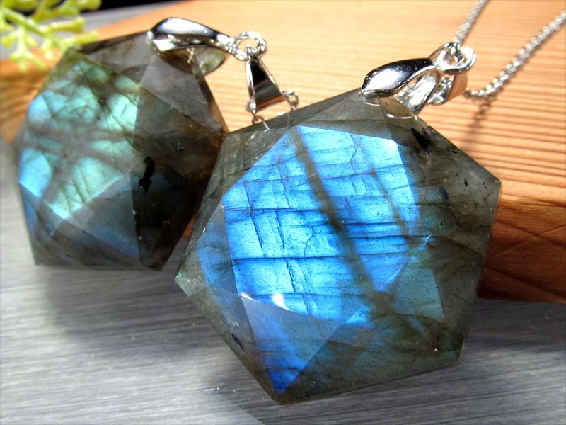 ラブラドライト 六芒星カット ペンダントトップ 石サイズ縦約32mm 『月と太陽を象徴するパワーストーン』