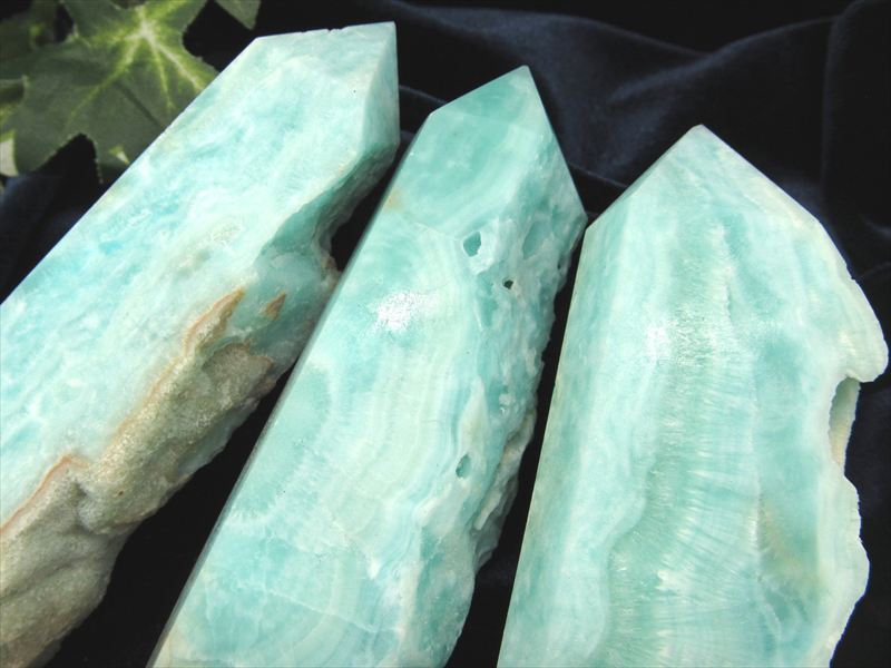 ブルーアラゴナイト 霰石 ハーフポリッシュ オベリスク置物 1個売り 重さ120g-140g 南国の海を閉じ込めたかのような輝き 透き通るような爽やかブルーカラー