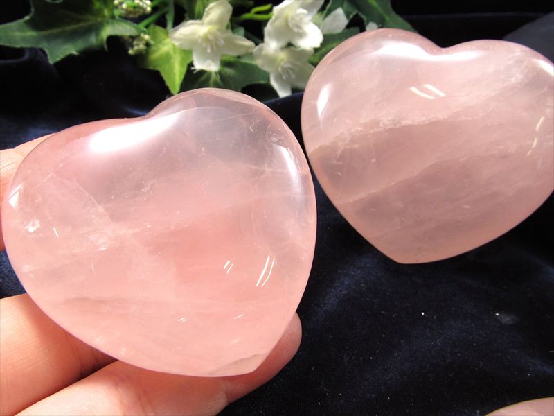 ぷっくりタイプ ローズクォーツ ハート型タンブル 重さ 約120g-140g つやつや 透明感抜群 ブラジル産 パワーストーン 天然石