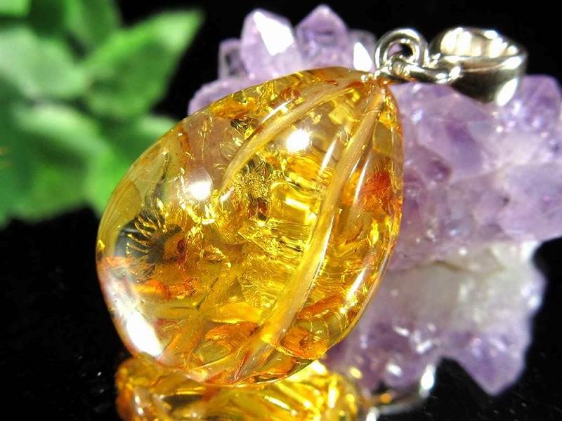 輝き舞う樹脂の星屑 スパークリングハニーアンバー ペンダントトップ 石サイズ縦約24mm 約3.5g 黄金の宇宙を封じたスピリチュアルジュエル