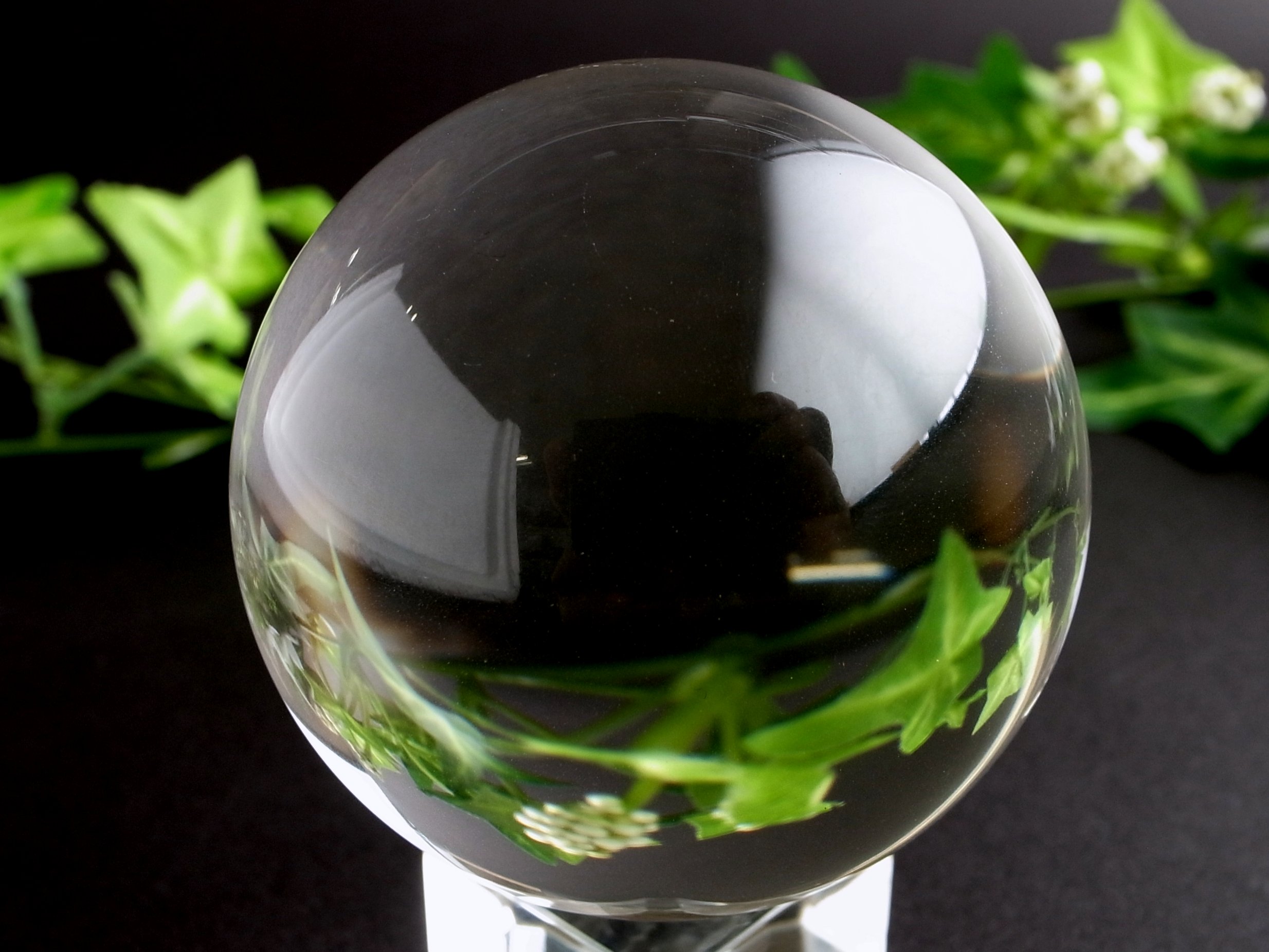 完全透明 無垢水晶 丸玉 重さ 180g 直径51mm 極上の透明感 天然水晶 天然石 クリスタル台座と豪華BOX付 一点物 ブラジル産