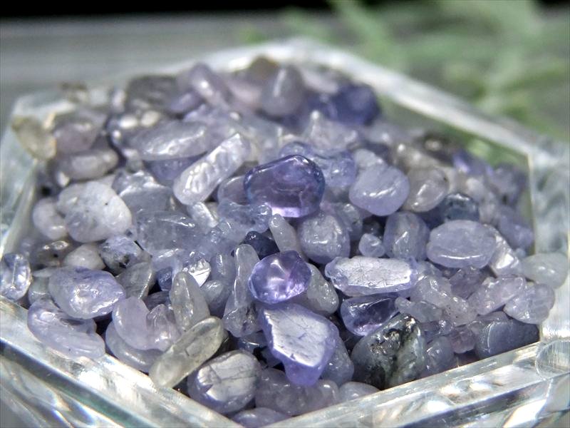 希少石さざれ（小サイズ） タンザナイト(灰簾石)さざれ 50g 粒の大きさ 約3mm-8mm 人生を良い方向へと導く石 タンザニア産