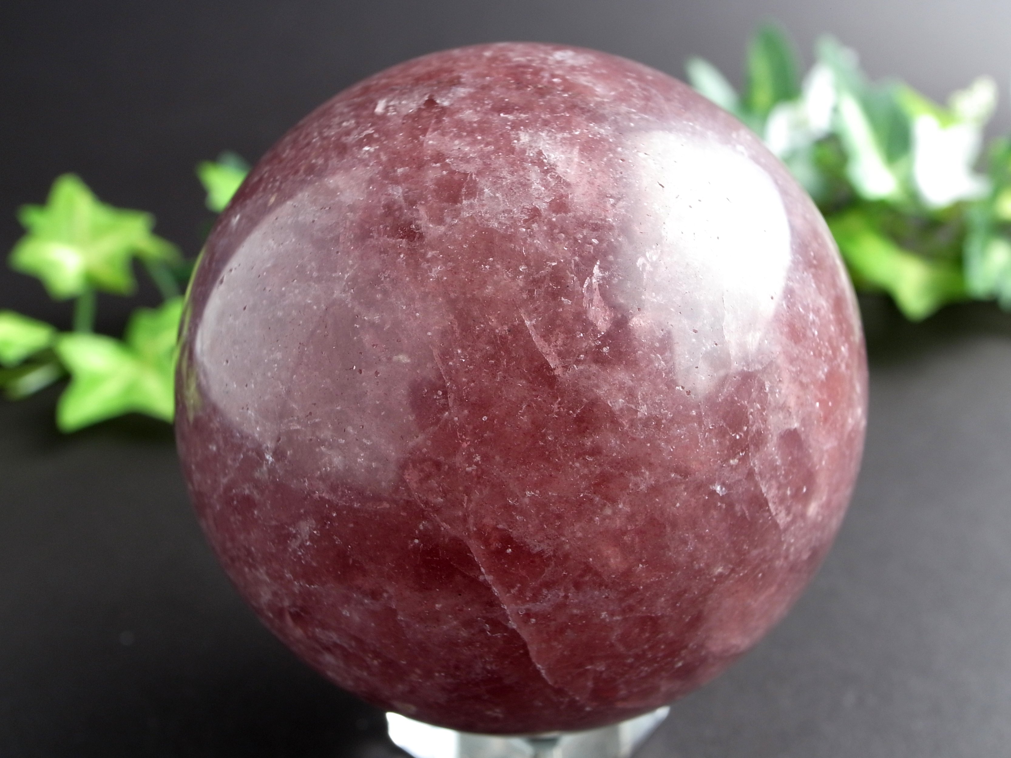 希少 レア石 モスコバイト (白雲母) 丸玉 直径約62mm 重さ325g マンガンを含む深い赤褐色 キラキラと輝く小豆色の丸玉 一点もの ロシア産