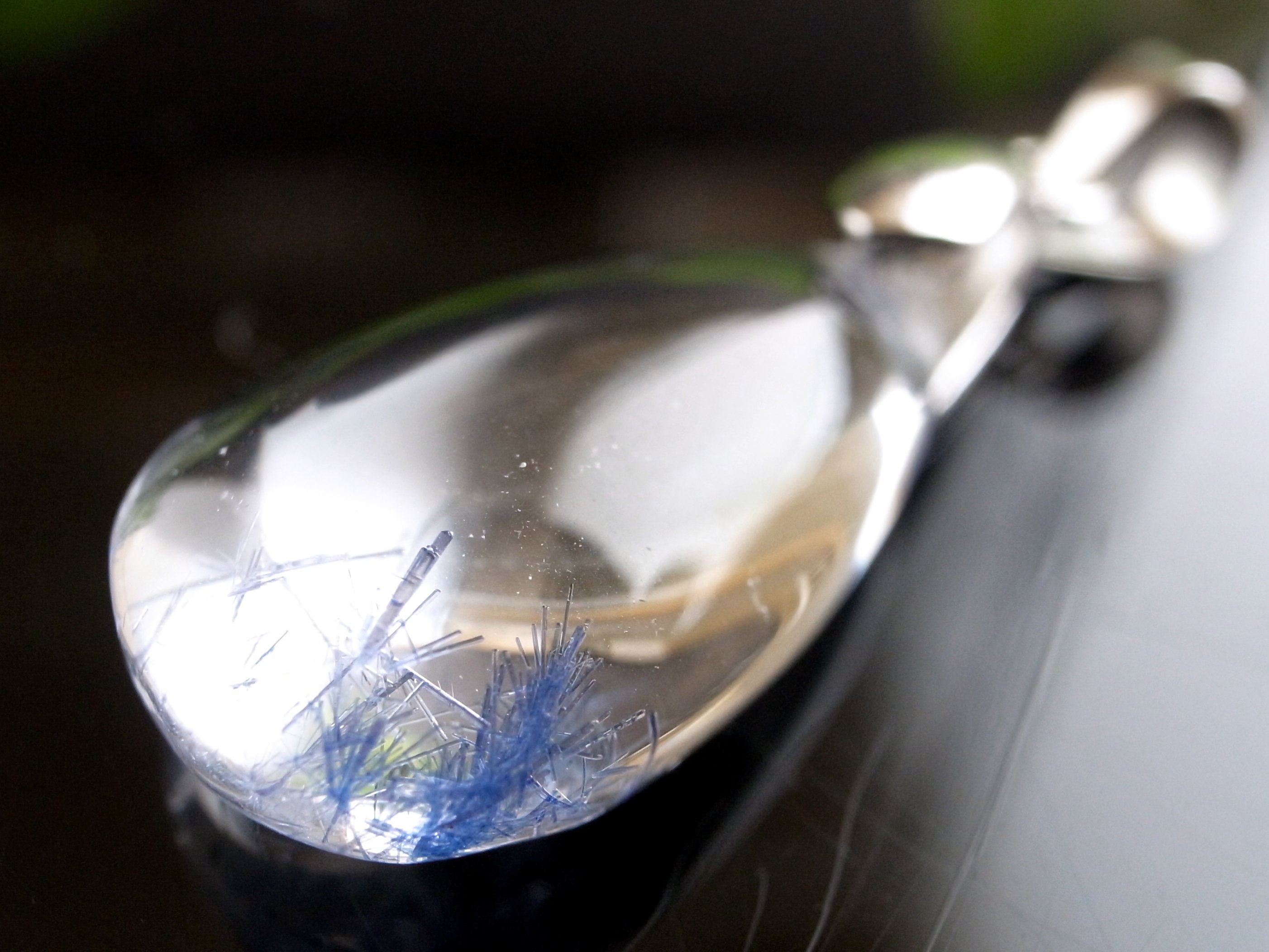 水晶の中に咲く瑠璃色の花 デュモルチェライト イン クォーツ ペンダントトップ 最大幅約18mm 重さ1.8g 濃厚ブルーガーデンクォーツ 思慮の石