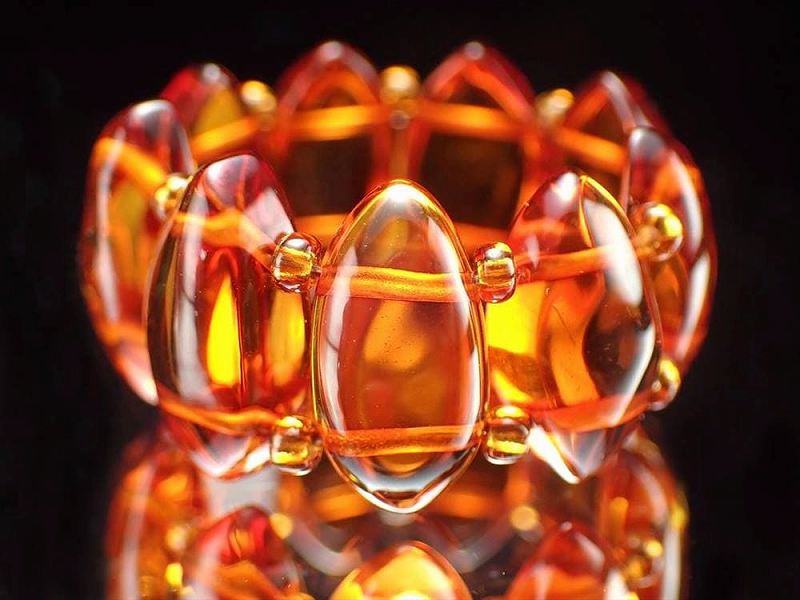 お買い得価格 コニャックアンバー 天然琥珀 リーフカットリング 石サイズ幅約12mm-13mm 指輪 リング 植物由来ならではの優しい肌触り フリーサイズ