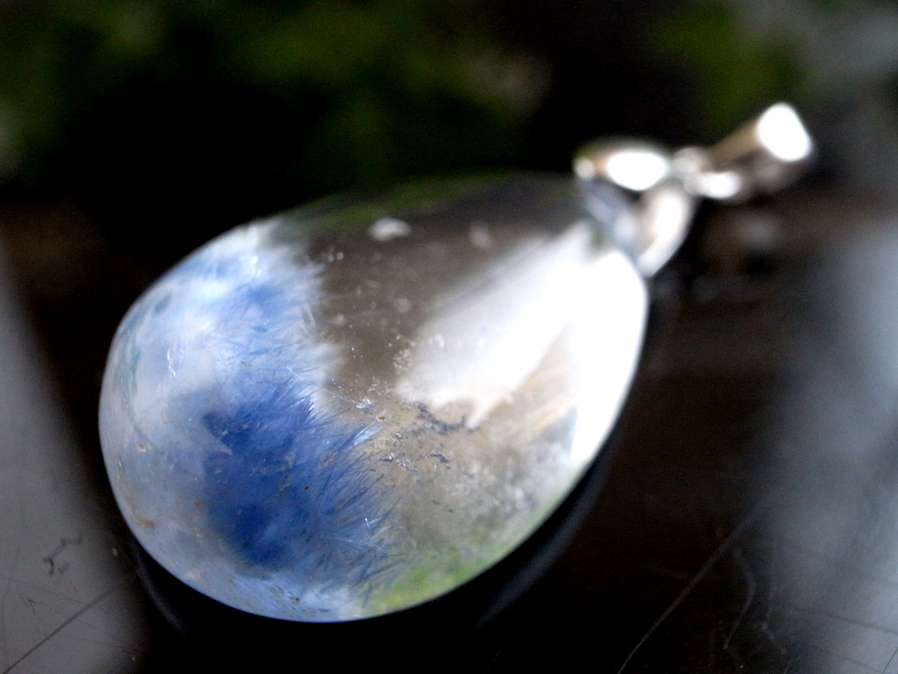 水晶の中に咲く瑠璃色の花 デュモルチェライト イン クォーツ ペンダントトップ 最大幅約23mm 重さ4.1g 濃厚ブルーガーデンクォーツ 思慮の石