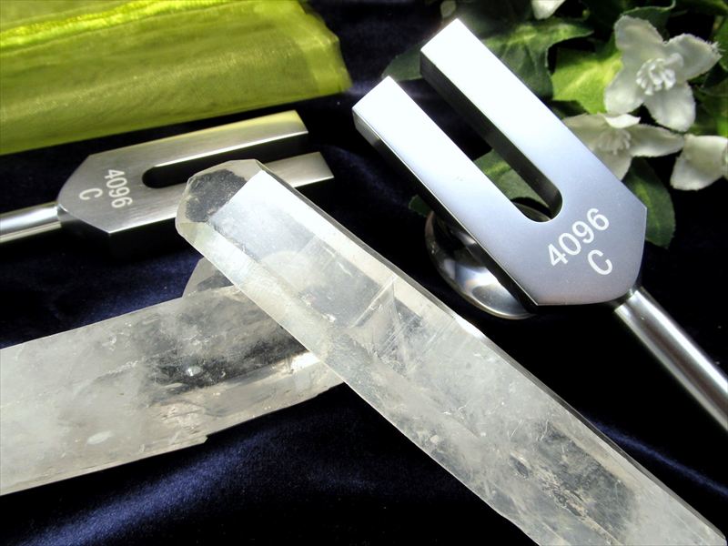 ヒマラヤ産 水晶ポイント付 クリスタルチューナー 音叉天然石浄化セット オーガンジー袋入り