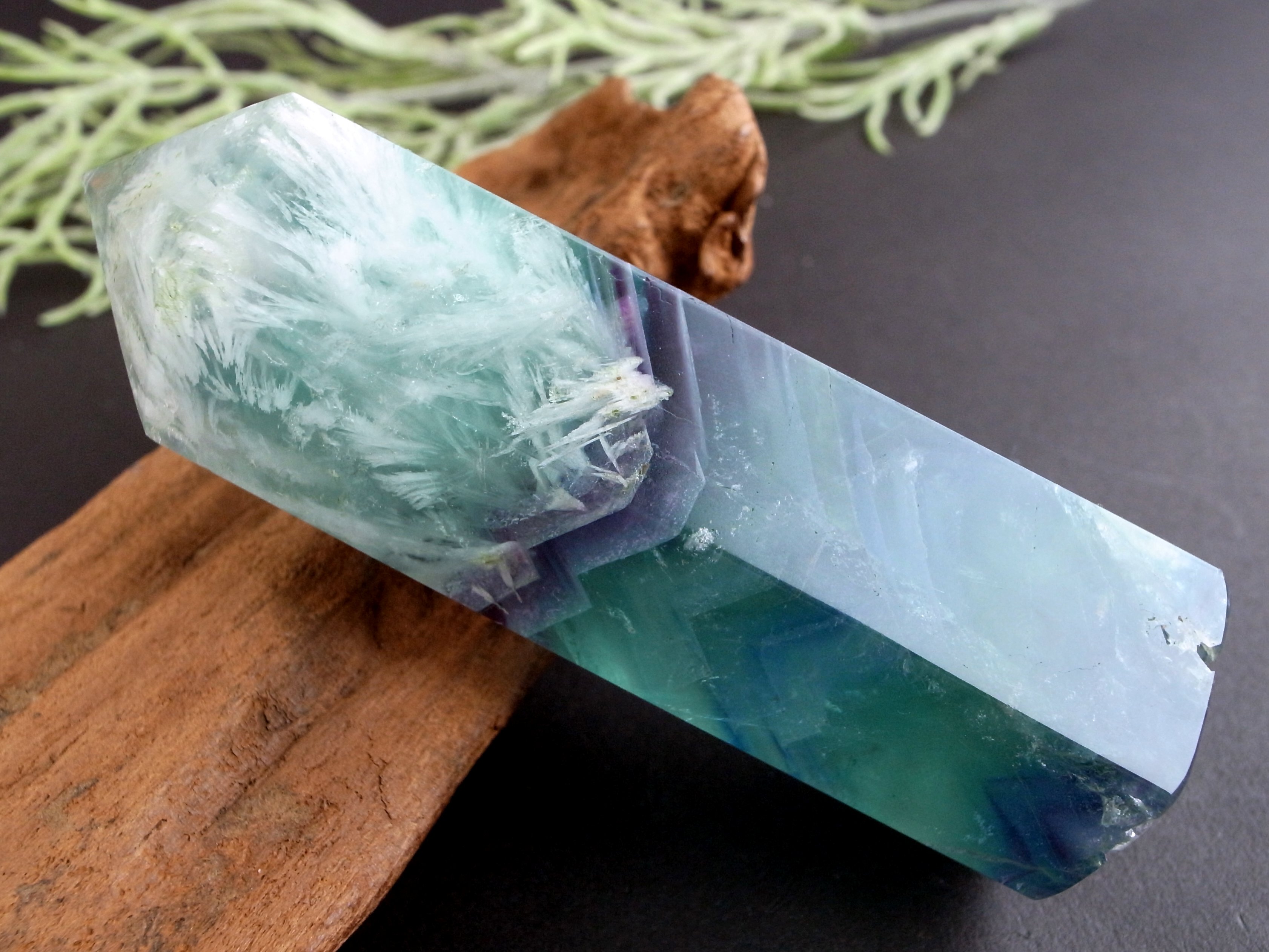 唯一無二の神秘的模様 エンジェルフェザーインフローライト 六角柱 ポイント 重さ199g
