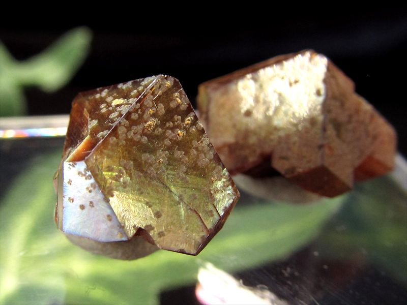 希少 国産原石 レインボー ガーネット(アンドラダイトガーネット) 原石 重さ 約0.5g-1.0g 1個売り イリデッセンス効果あり