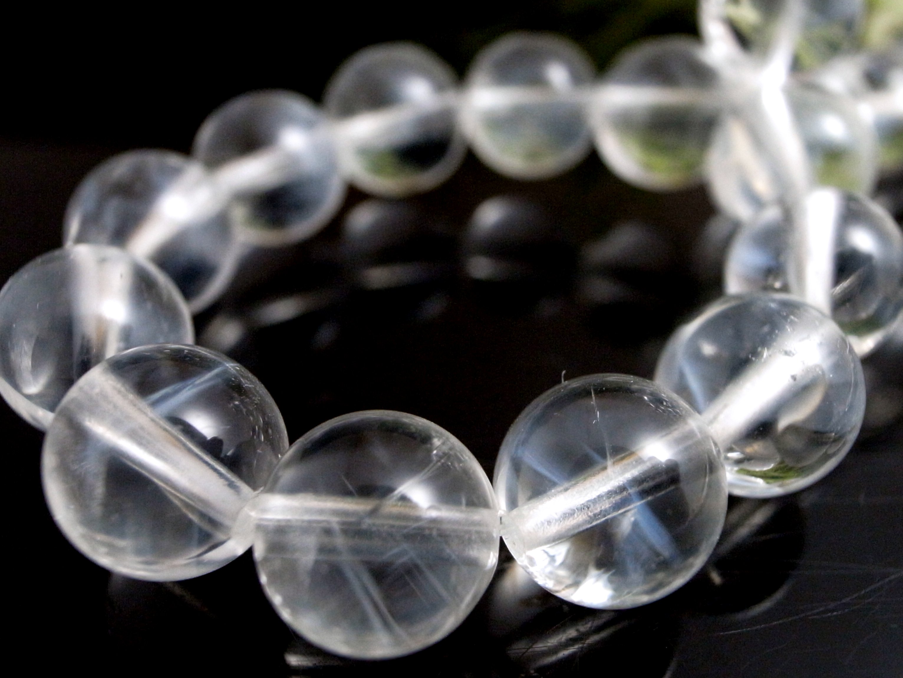 激レア水晶 たっぷりエンジェルラダー効果 エンジェルラダークォーツブレスレット 7.5mm-8mm×24珠 光で浮かび上がる天使のはしご 人生の羅針盤