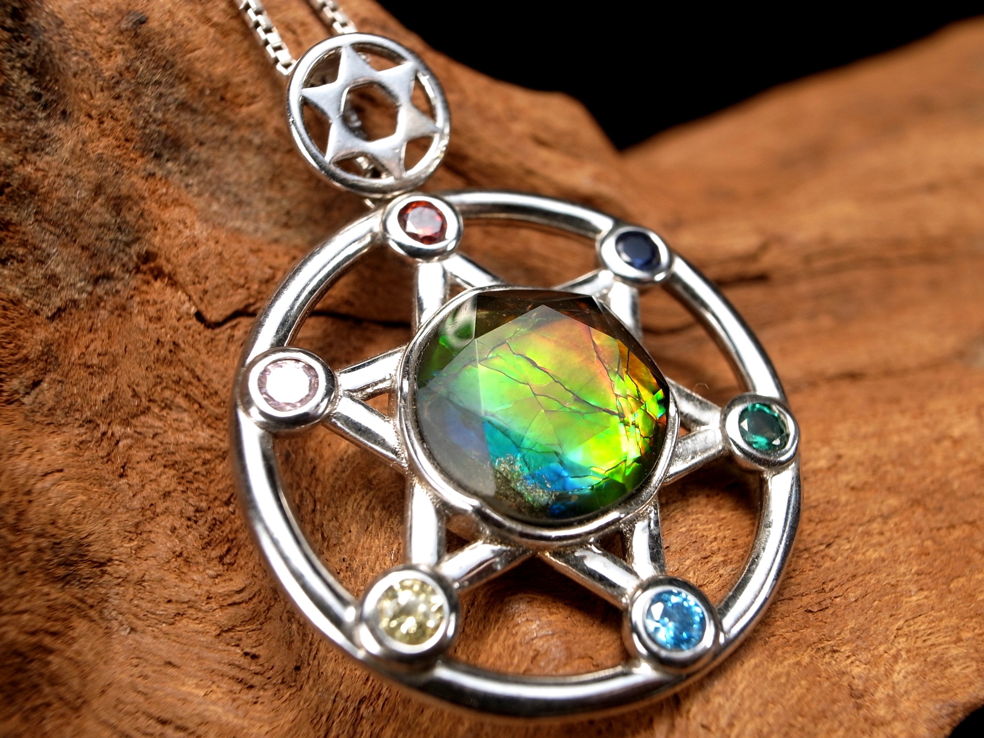 生物起源の宝石 5A アンモライト 六芒星&チャクラタイプ ペンダントトップ 外径24mm 石部分直径10mm 幸運を呼び込む石 Silver925 一点もの カナダ産