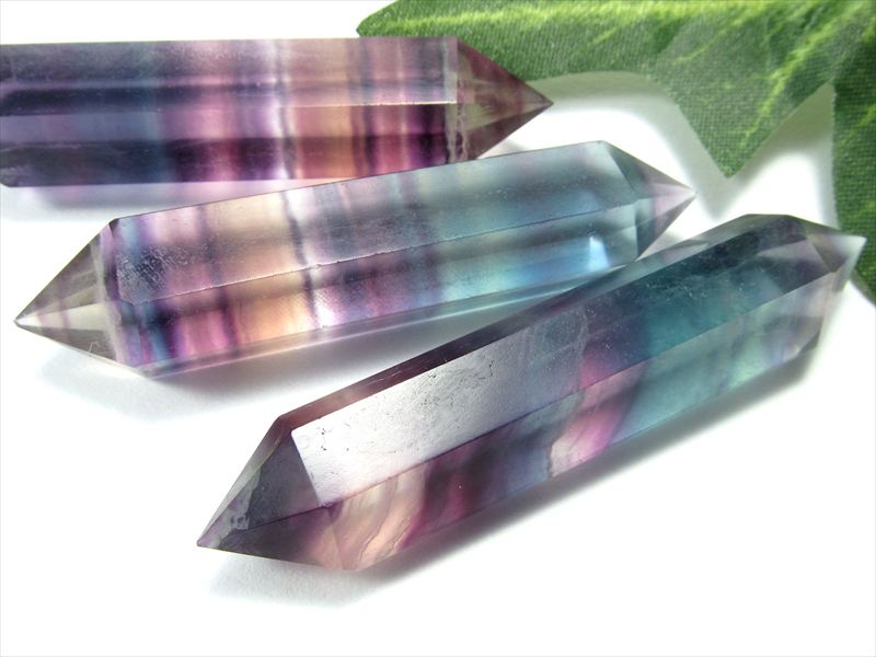 ミニサイズ 両剣タイプ レインボーフローライト 六角柱 ダブルポイント置物 1個売り 重さ約10g-20g マルチカラー レインボーカラー 虹の様なマルチカラーの層