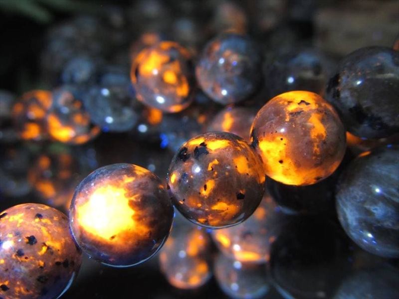 約8.5mm-9mm珠 ユーパーライト 一連 約37-38cm 超特価 ブラックライトで光る神秘の輝き 話題の発光石 ミシガン州・スペリオル湖産