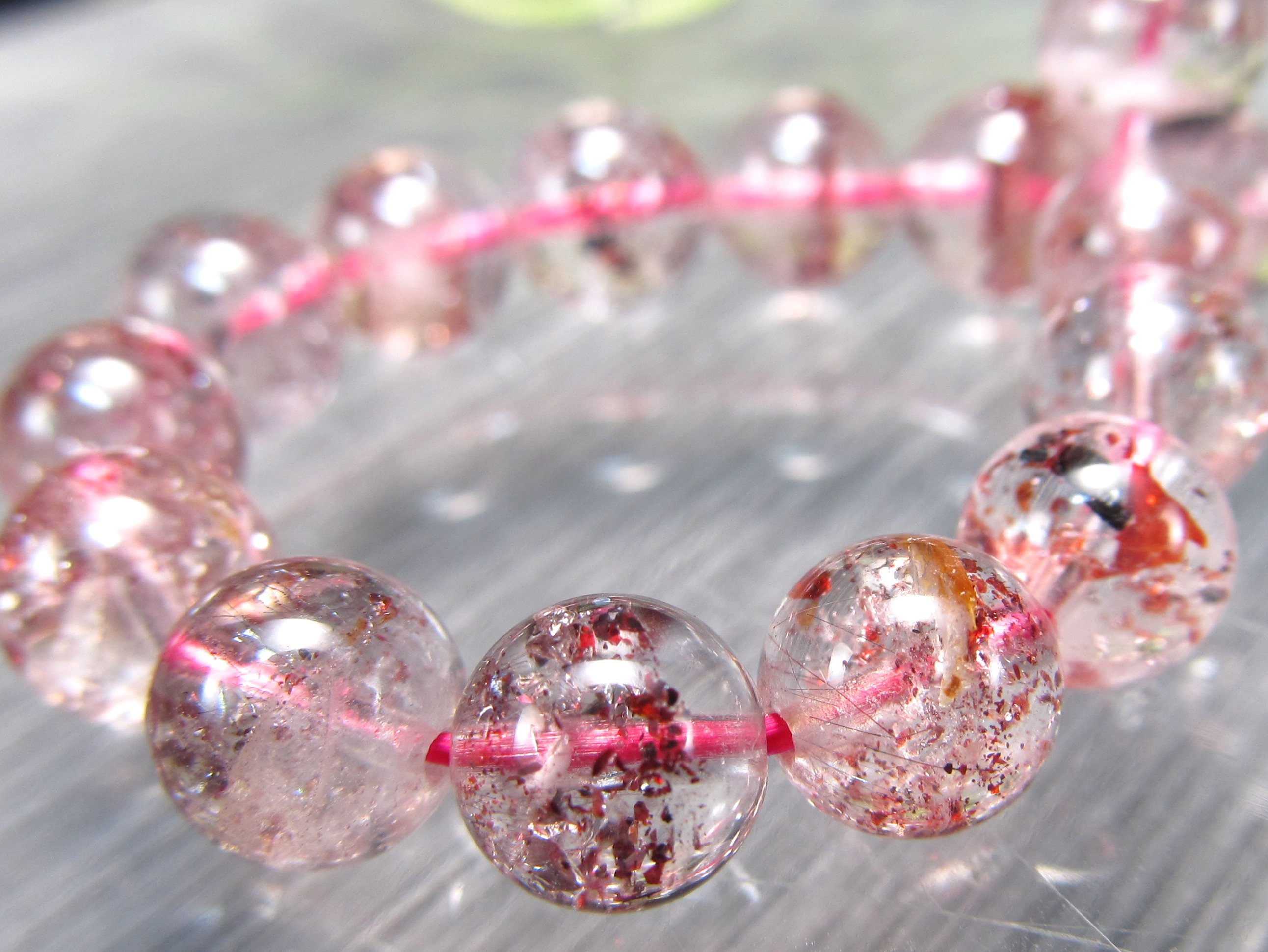 3A+ 内容物たっぷり ストロベリークォーツ ブレスレット 7mm-7.5mm×26珠 きらきらレピドクロサイト 苺水晶 1点もの ブラジル産 bl-