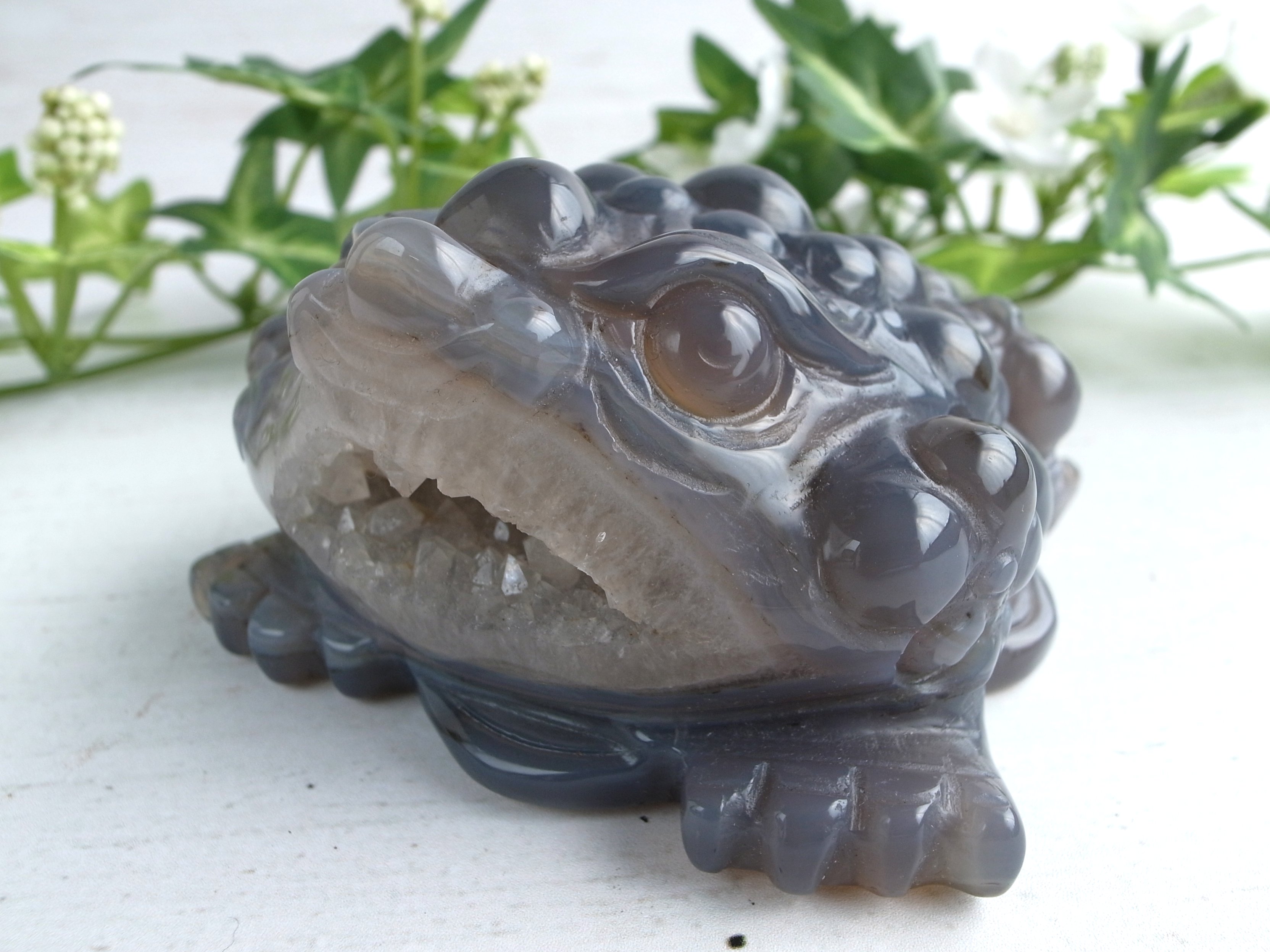 福運をもたらす笑顔の石 笑口メノウ 銭蛙 彫刻置物 最大幅79mm 瑪瑙 アゲート 笑福開運 幸運を運び込む 魔除けと財運の共存 ブラジル産