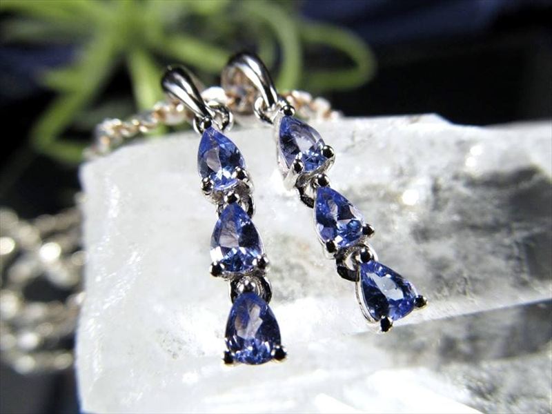 極上5A 宝石質 ゆらゆら揺れるタイプ 3連 タンザナイト ペンダントトップ ドロップカット 石サイズ縦約3.7mm 全長約17mm 1個売り Silver925 神秘的なブルー