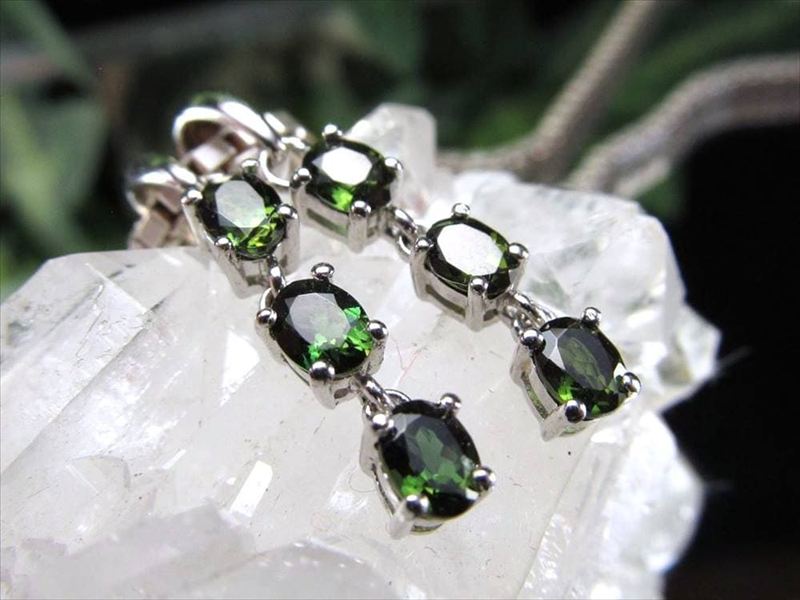 5A 宝石質 ゆらゆら揺れるタイプ クロムダイオプサイト ペンダントトップ 3連 オーバルカット 1個売り 石サイズ約4mm 全長約17mm 極上濃厚グリーン Silver925